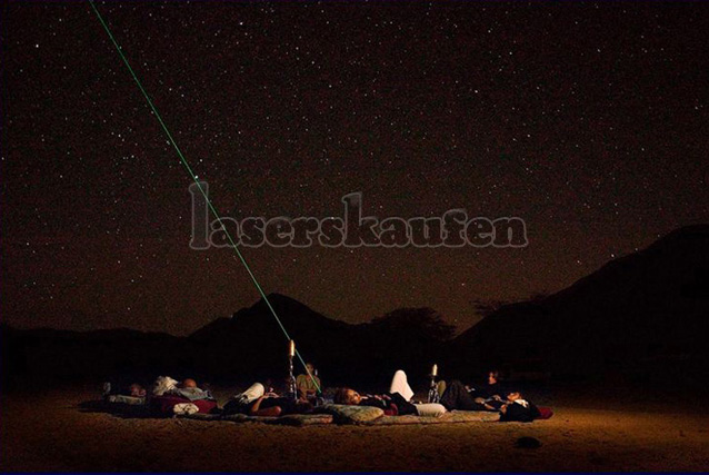Grüne Laserpointer mit Sterne zeigen